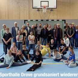 Titelseite Amtsblatt - Kinder und Verantwortliche Personen in der Sporthalle Drove